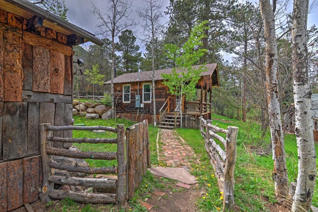 Rustic Log Cabin with Studio about 5 Mi to Pikes Peak! - image 3