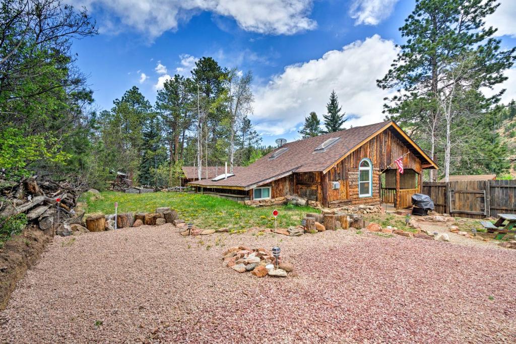 Rustic Log Cabin with Studio about 5 Mi to Pikes Peak! - image 4