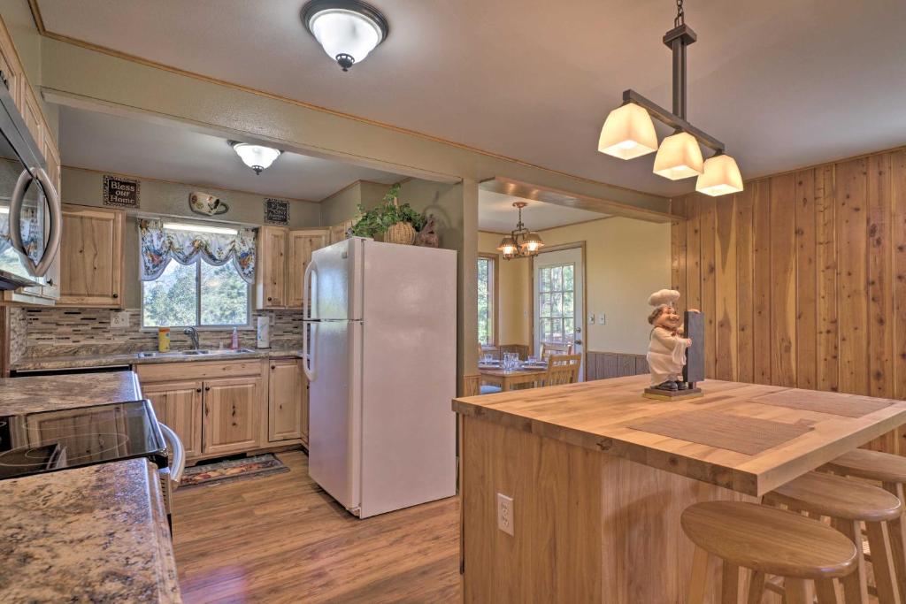 Cabin with Porch 5 Miles to Manitou Springs! - image 4