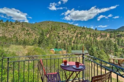 Cozy Rocky Mountain Retreat Near Pikes Peak!