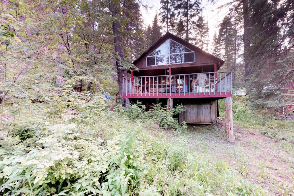 The Creekside Cabin - main image