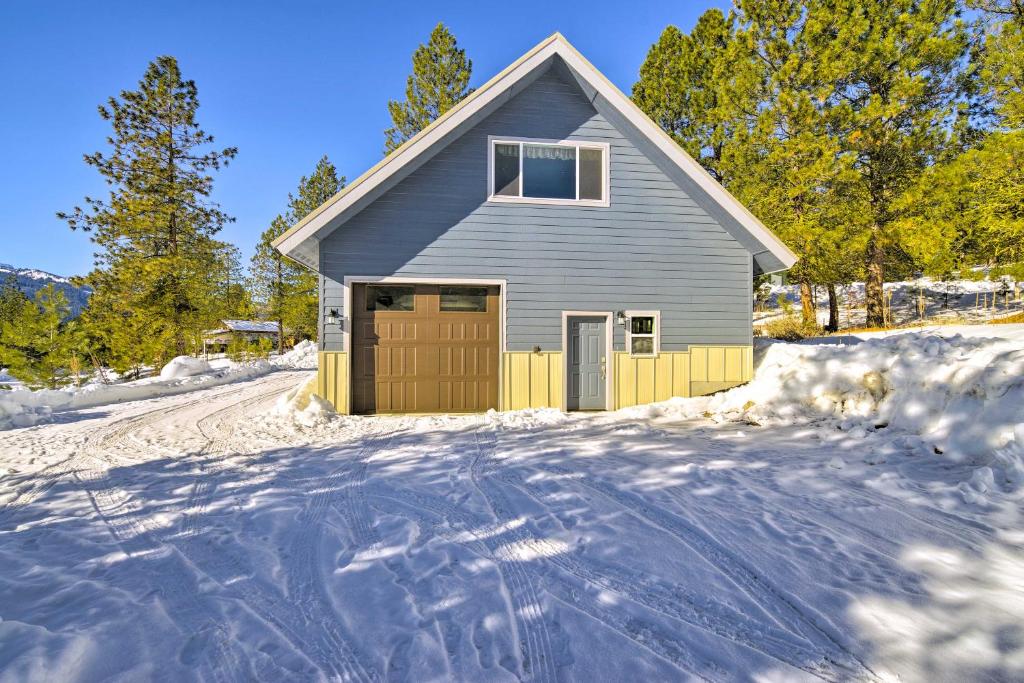 Cascade Cabin Hideaway with Views half Mi to Lake - main image