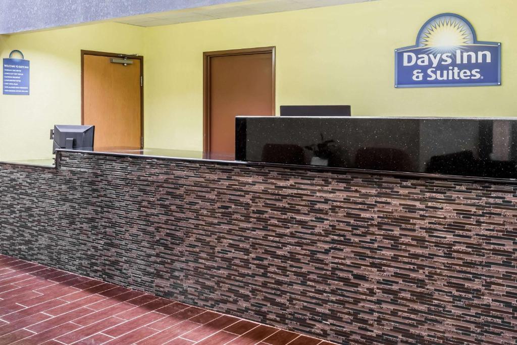 Days Inn & Suites by Wyndham Casey - image 6