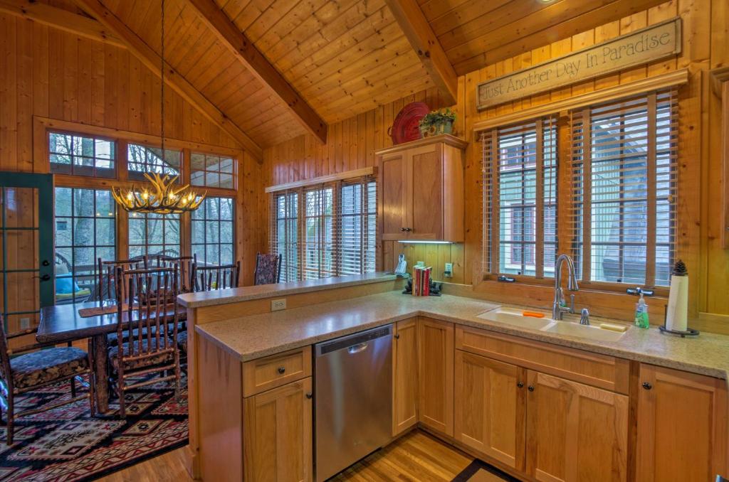 Rustic Cashiers Condo at Trillium Lake and Links! - image 7