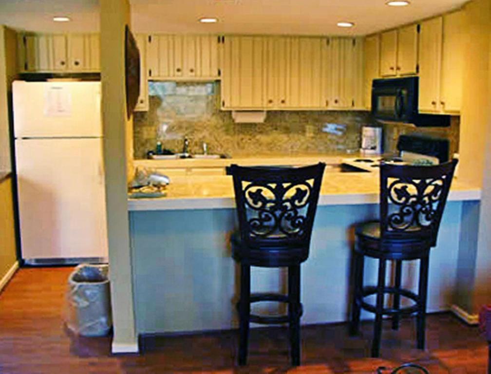 Family Retreat at Breathtaking Blue Ridge Mountains -2BR Townhome #1 - image 2