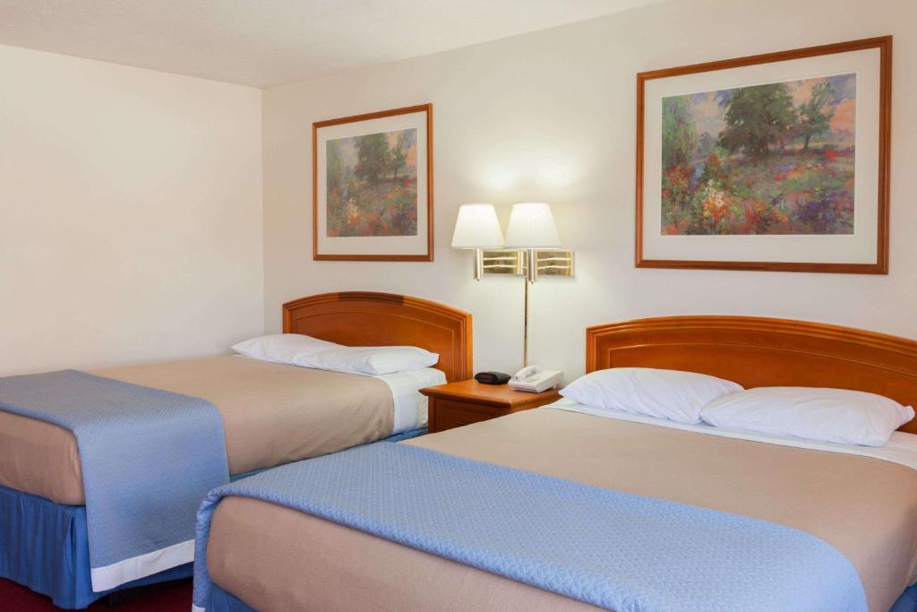 Days Inn by Wyndham Castaic Six Flags Magic Mountain - image 3