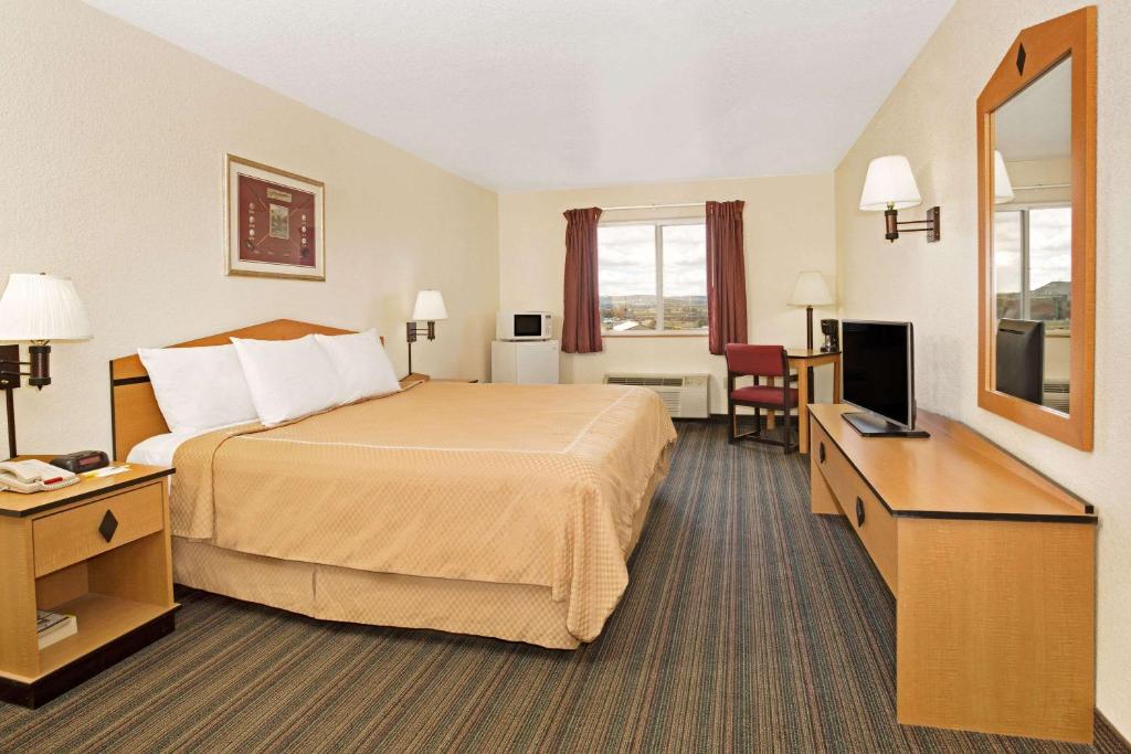 Days Inn & Suites by Wyndham Castle Rock - image 5