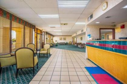 Econo Lodge - image 10