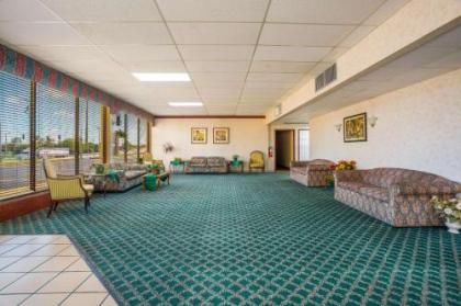 Econo Lodge - image 13