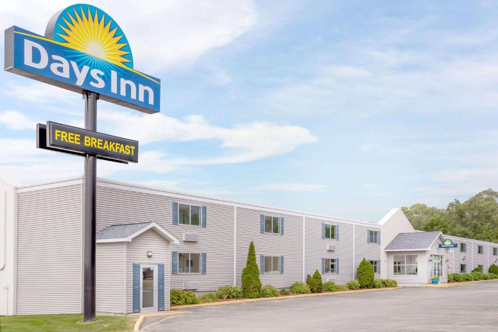 Days Inn by Wyndham Cedar Falls- University Plaza - main image