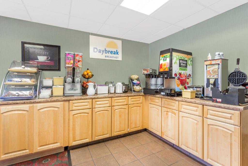 Days Inn by Wyndham Cedar Falls- University Plaza - image 2