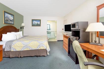 Days Inn by Wyndham Cedar Falls- University Plaza - image 7