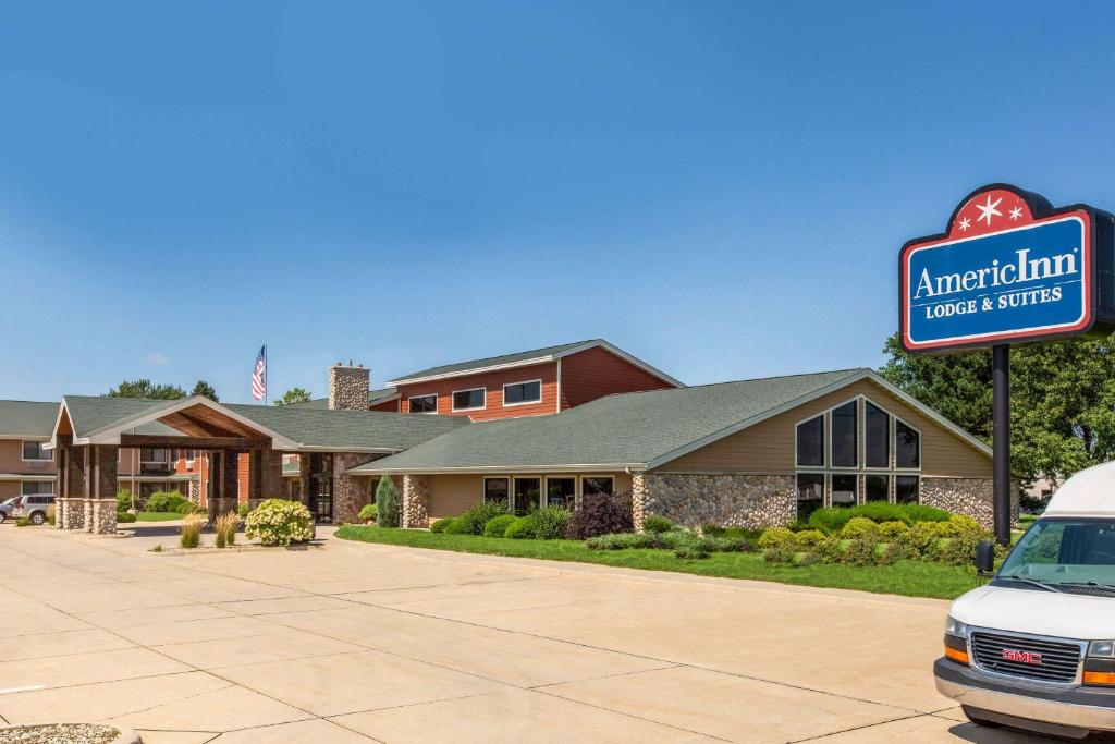 AmericInn by Wyndham Cedar Falls - main image