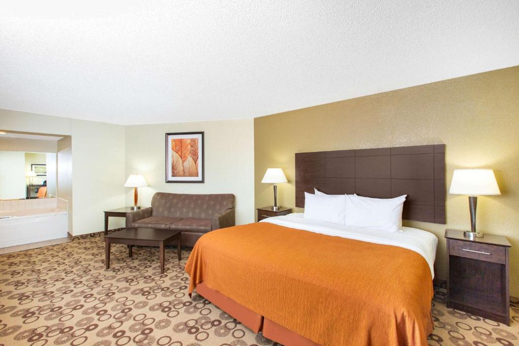 AmericInn by Wyndham Cedar Falls - image 4