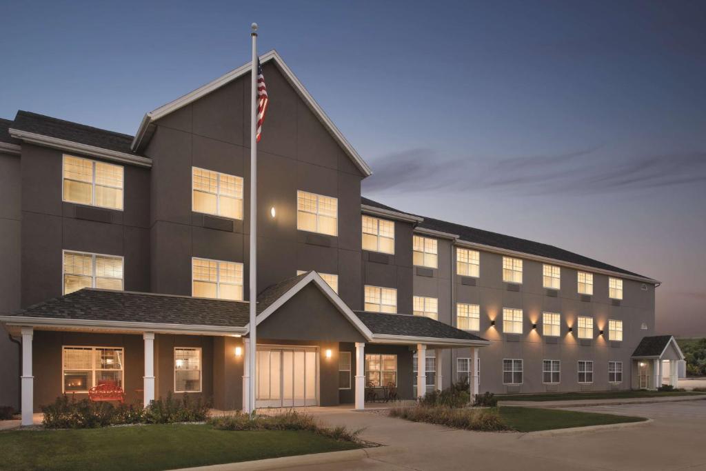 Country Inn & Suites by Radisson Cedar Falls IA - main image