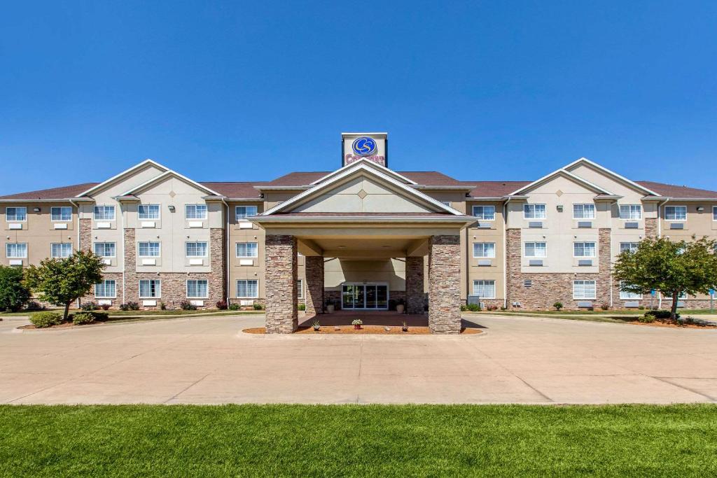 Comfort Suites Cedar Falls - main image