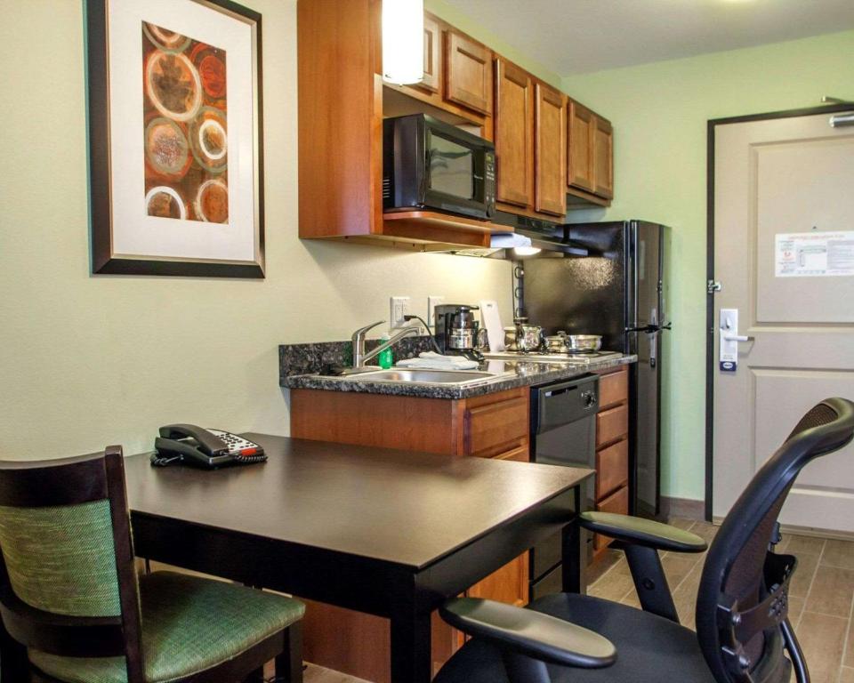 Suburban Extended Stay Hotel Cedar Falls - image 3