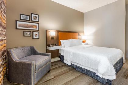 Hampton Inn Cedar Rapids - image 16