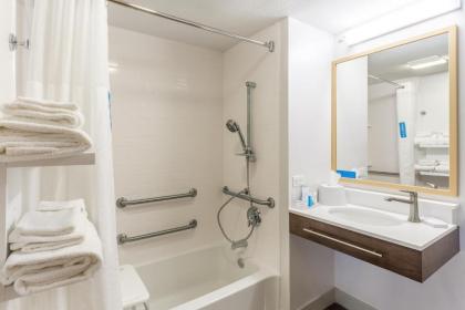 Hampton Inn Cedar Rapids - image 18