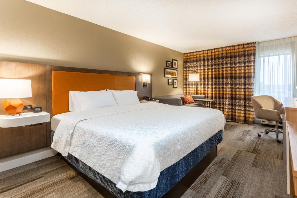 Hampton Inn Cedar Rapids - image 3