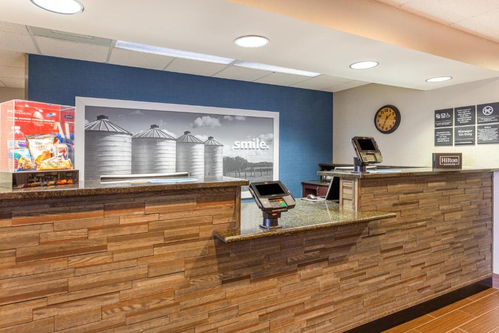 Hampton Inn Cedar Rapids - image 6