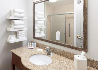 Hampton Inn & Suites Cedar Rapids - image 11