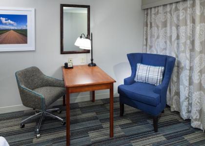 Hampton Inn & Suites Cedar Rapids - image 13