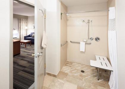 Hampton Inn & Suites Cedar Rapids - image 2