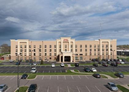 Hampton Inn & Suites Cedar Rapids - image 8