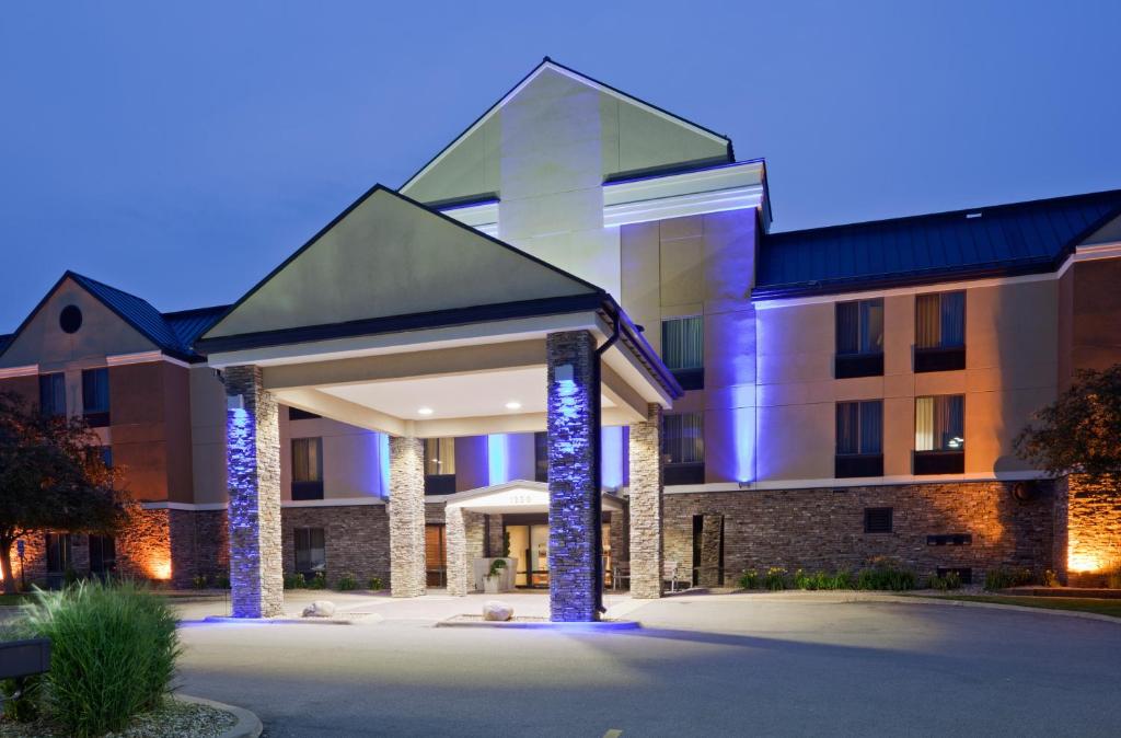 Holiday Inn Express Cedar Rapids - Collins Road an IHG Hotel - main image