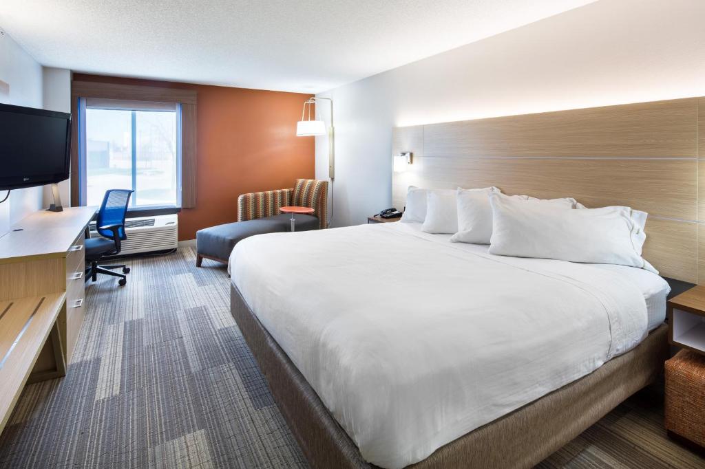 Holiday Inn Express Cedar Rapids - Collins Road an IHG Hotel - image 2