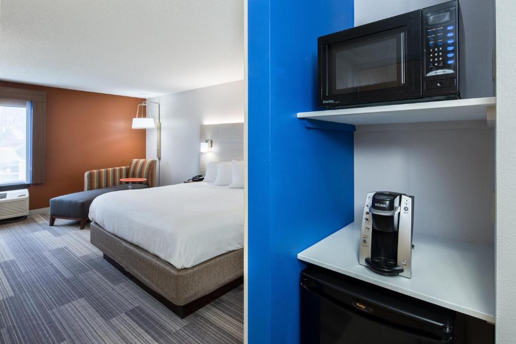 Holiday Inn Express Cedar Rapids - Collins Road an IHG Hotel - image 3