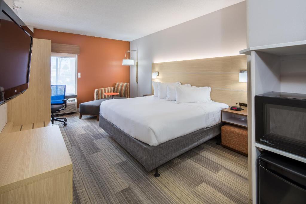 Holiday Inn Express Cedar Rapids - Collins Road an IHG Hotel - image 7