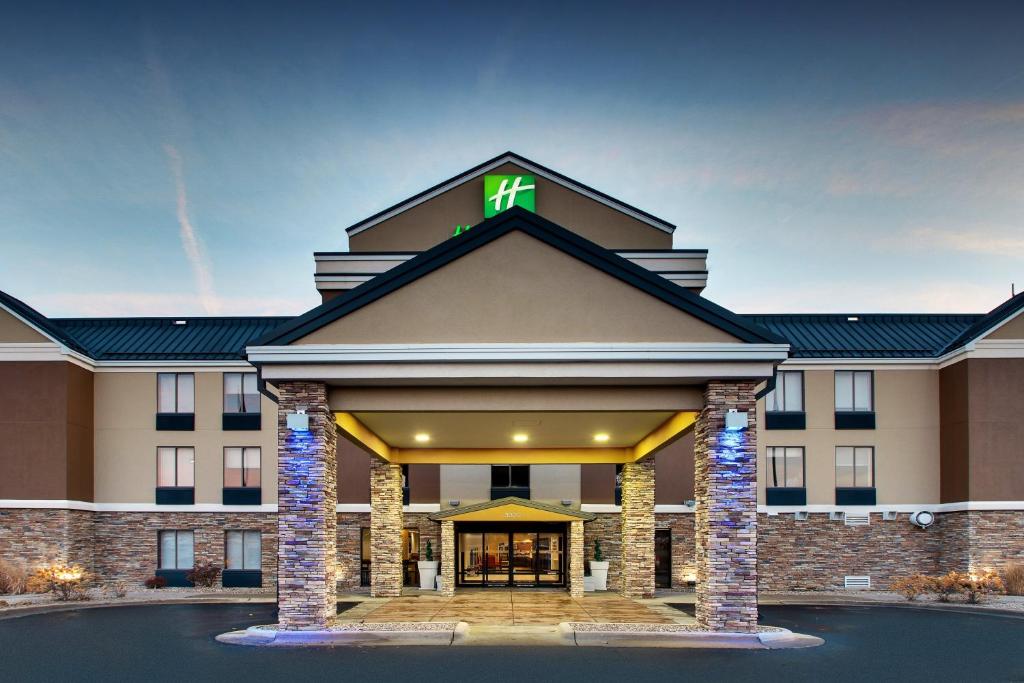 Holiday Inn Express Hotel & Suites Cedar Rapids I-380 at 33rd Avenue an IHG Hotel - main image