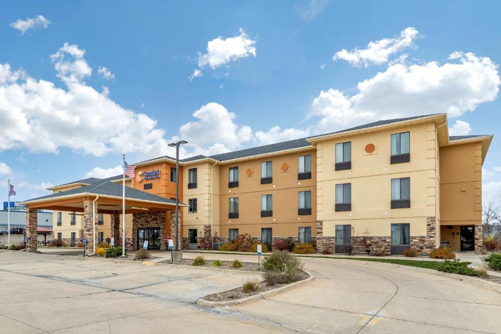 Comfort Inn & Suites Cedar Rapids North - Collins Road - main image