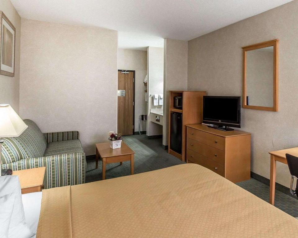 Quality Inn at Collins Road - Cedar Rapids - image 3