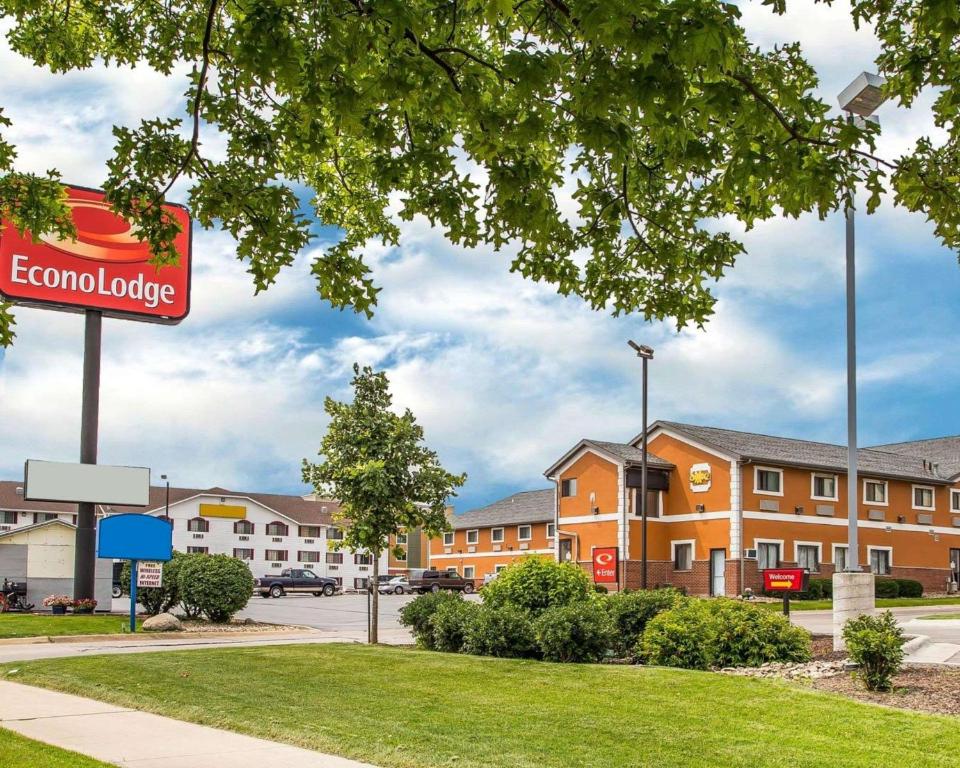 Econo Lodge Cedar Rapids - image 3