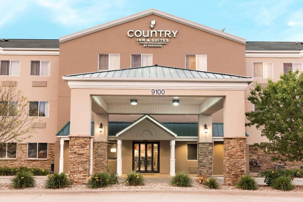 Country Inn & Suites by Radisson Cedar Rapids Airport IA - main image