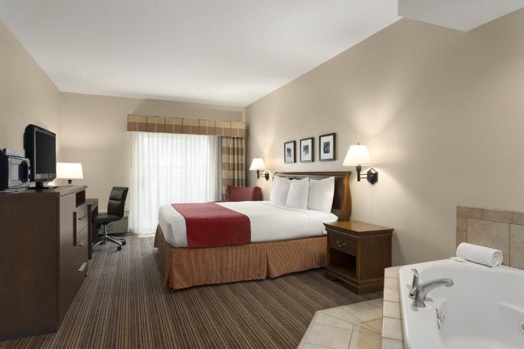 Country Inn & Suites by Radisson Cedar Rapids Airport IA - image 2