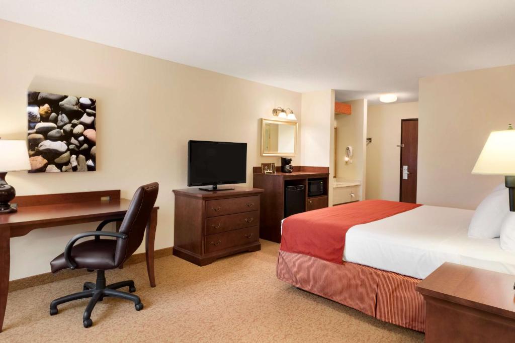 Country Inn & Suites by Radisson Cedar Rapids Airport IA - image 6