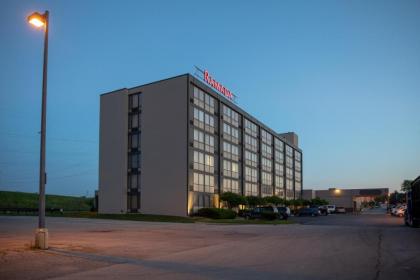 Ramada by Wyndham Cedar Rapids - image 8