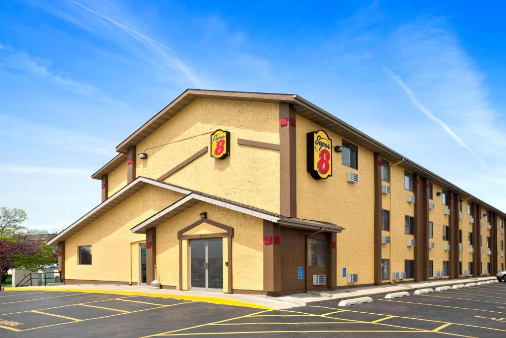 Super 8 by Wyndham Cedar Rapids - main image