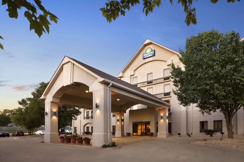 Days Inn & Suites by Wyndham Cedar Rapids - main image