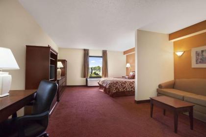 Days Inn & Suites by Wyndham Cedar Rapids - image 3