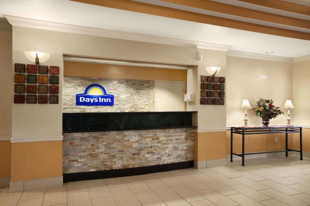 Days Inn & Suites by Wyndham Cedar Rapids - image 4