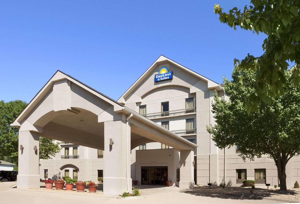 Days Inn & Suites by Wyndham Cedar Rapids - image 6