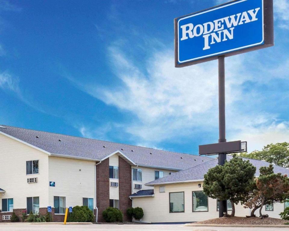 Rodeway Inn Cedar Rapids - main image