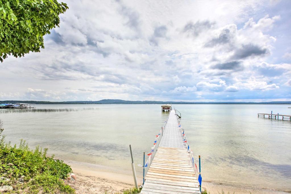 Cedar Cottage Private Beach on Lake Leelanau - image 4