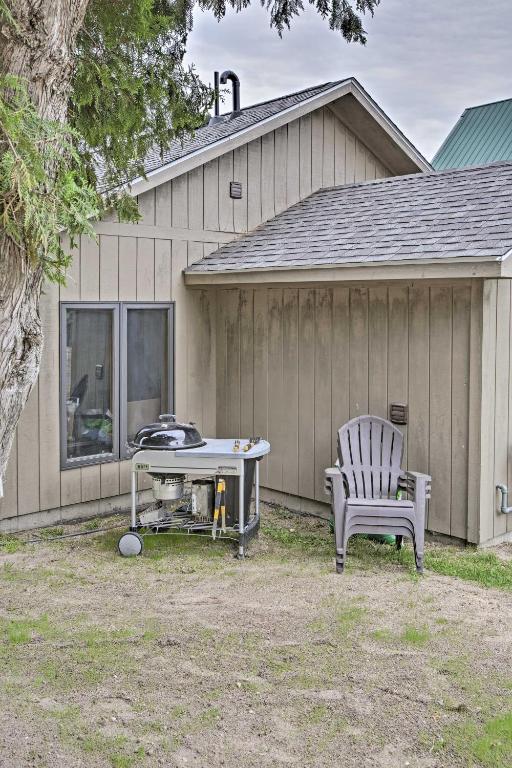 Cedar Home with Fire Pit and Grill about 3 Mi to Lakes - image 6