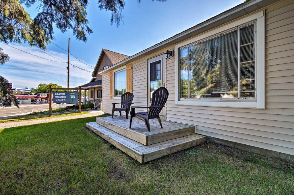 Cedar Home with Deck and Grill - Mins to Lakes! - image 4